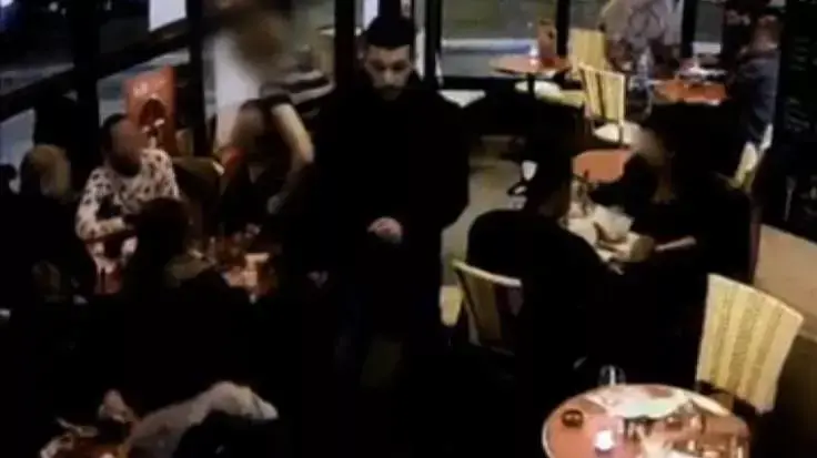 רגעי הפיצוץ במסעדה בפריז בזמן מתקפת הטרור בעיר, 13 בנובמבר 2015