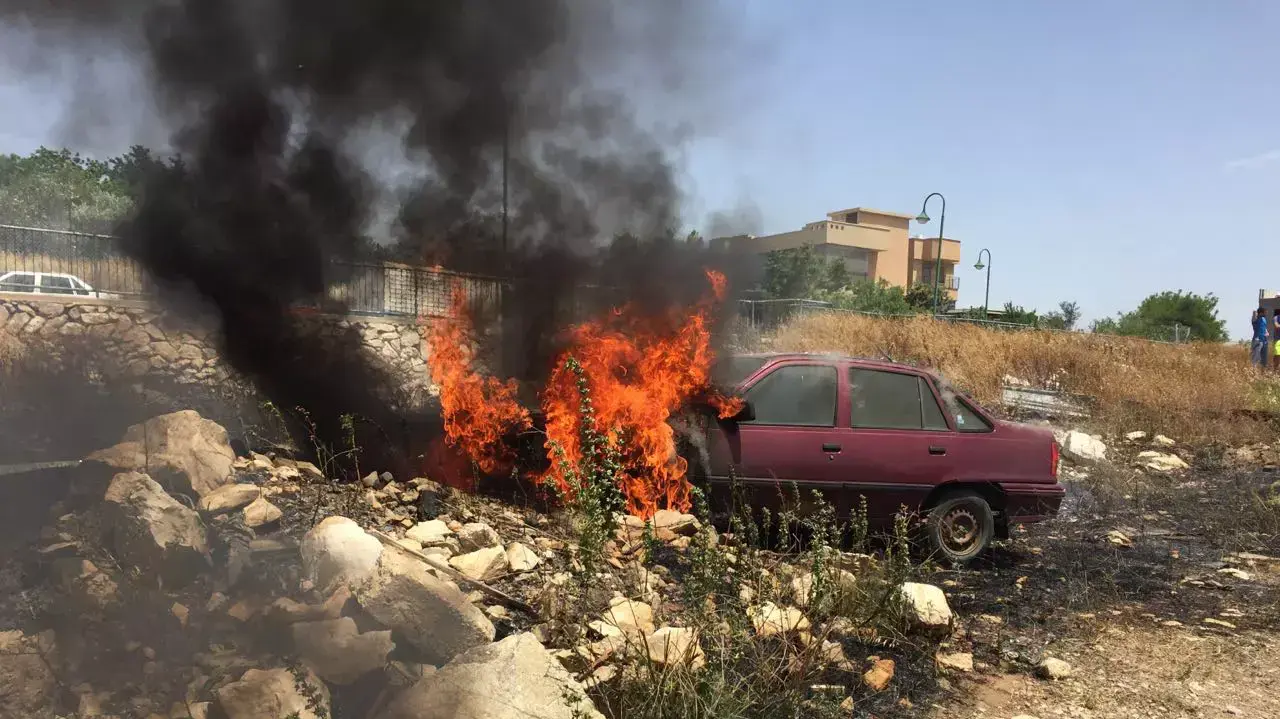 שריפת קוצים במעורבות אסבסט באתר גרוטאות בצידו המזרחי של הכפר שייח דנון. שריפת קוצים במעורבות אסבסט באתר גרוטאות בצידו המזרחי של הכפר שייח דנון.