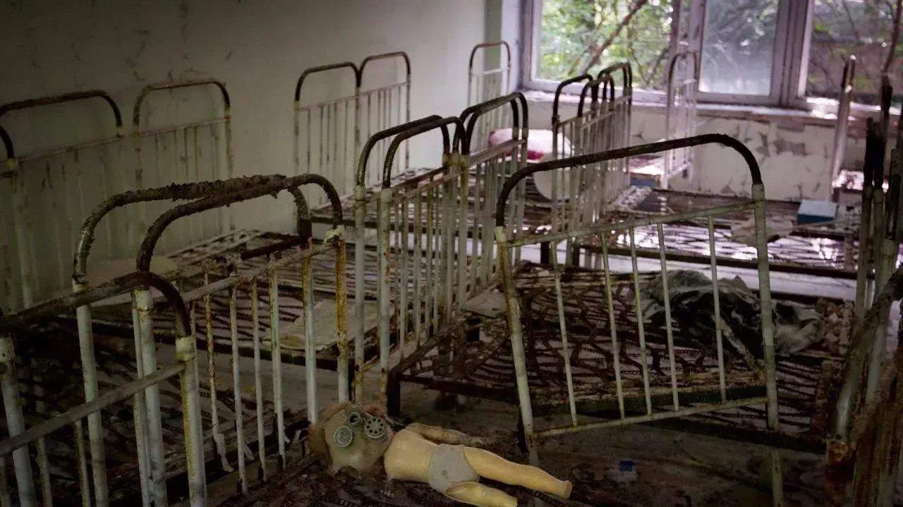 מיטות בעיר פריפיאט שליד הכור של צ'רנוביל באוקראינה מיטות בעיר פריפיאט שליד הכור של צ'רנוביל באוקראינה