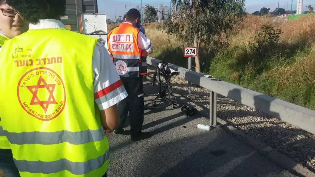 רוכבת אופניים נפצעה באורח אנוש מפגיעת משאית בכביש 40 ליד מושב אחיסמך שבשפלה 28 אפריל 2016