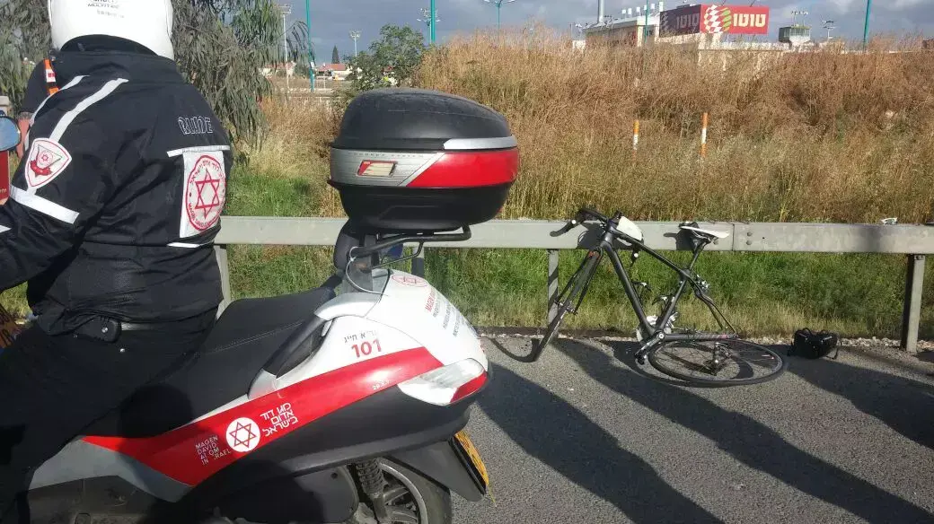 רוכבת אופניים נפצעה באורח אנוש מפגיעת משאית בכביש 40 ליד מושב אחיסמך שבשפלה 28 אפריל 2016 רוכבת אופניים נפצעה באורח אנוש מפגיעת משאית בכביש 40 ליד מושב אחיסמך שבשפלה 28 אפריל 2016