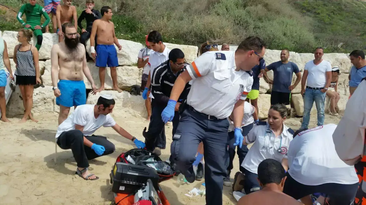 גבר כבן 50 נפגע באורח קשה לאחר שטבע בחוף בנתניה. 28 באפריל 2016. גבר כבן 50 נפגע באורח קשה לאחר שטבע בחוף בנתניה. 28 באפריל 2016.