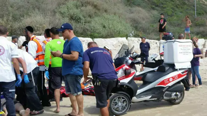 גבר כבן 50 נפגע באורח קשה לאחר שטבע בחוף בנתניה. 28 באפריל 2016. גבר כבן 50 נפגע באורח קשה לאחר שטבע בחוף בנתניה. 28 באפריל 2016.