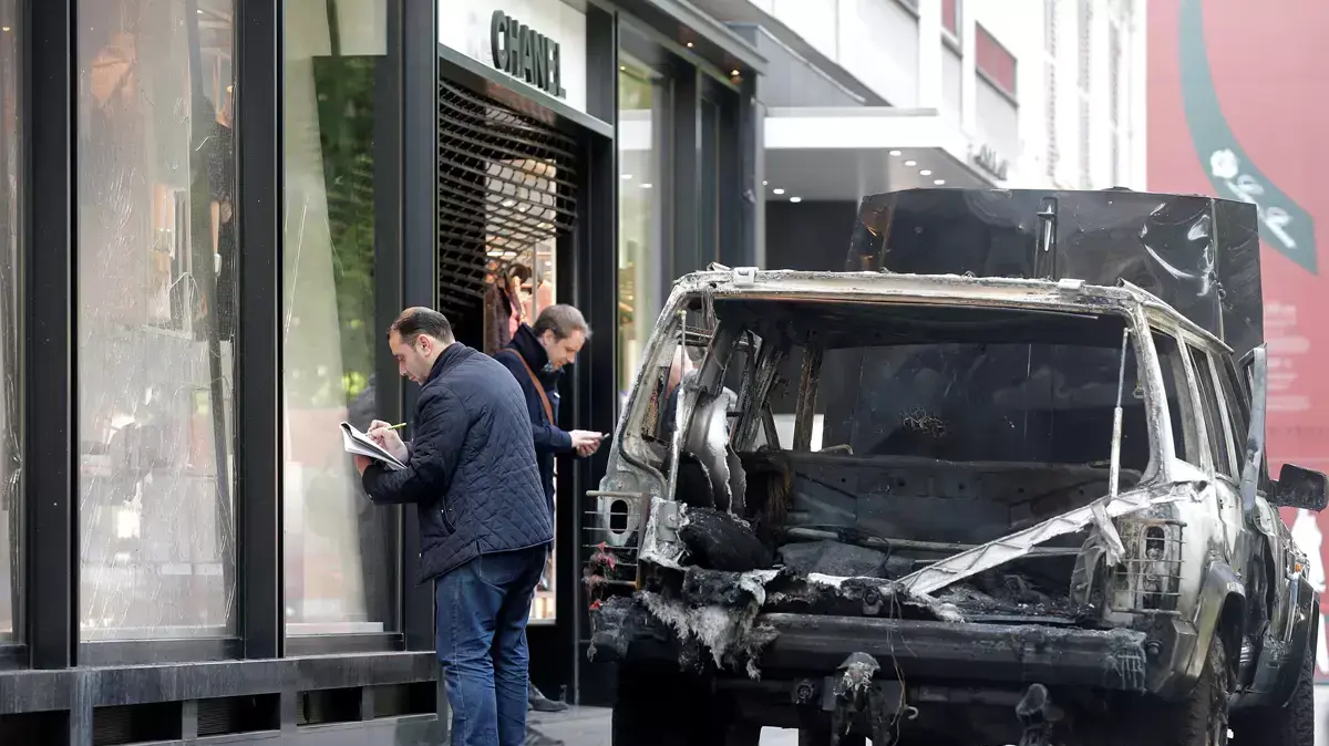 ג'יפ שנכנס בחנות של שאנל בפריז, צרפת. 28 באפריל 2016. ג'יפ שנכנס בחנות של שאנל בפריז, צרפת. 28 באפריל 2016.