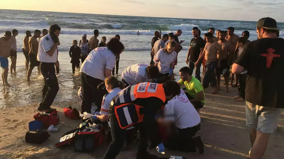 צעיר בן 25 טבע בחוף מנטה ריי בתל אביב, 29 אפריל 2016