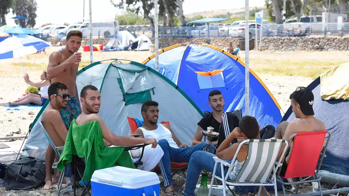 מטיילים בחופי הכנרת, ערב חג פסח שני. 29 באפריל 2016 מטיילים בחופי הכנרת, ערב חג פסח שני. 29 באפריל 2016