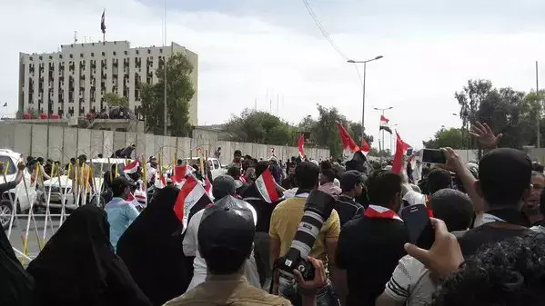 אלפי מפגינים הסתערו על הפרלמנט בבגדאד, בירת עיראק, בדרישה להחליף את הממשלה. 30 באפריל 2016