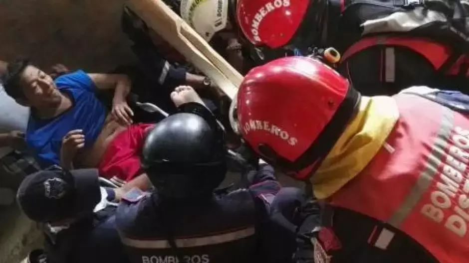 צוותי הצלה מוונצואלה מחלצים אדם בן 72 שהיה לכוד תחת הריסות מבנה באקוודור, 30 באפריל 2016 צוותי הצלה מוונצואלה מחלצים אדם בן 72 שהיה לכוד תחת הריסות מבנה באקוודור, 30 באפריל 2016