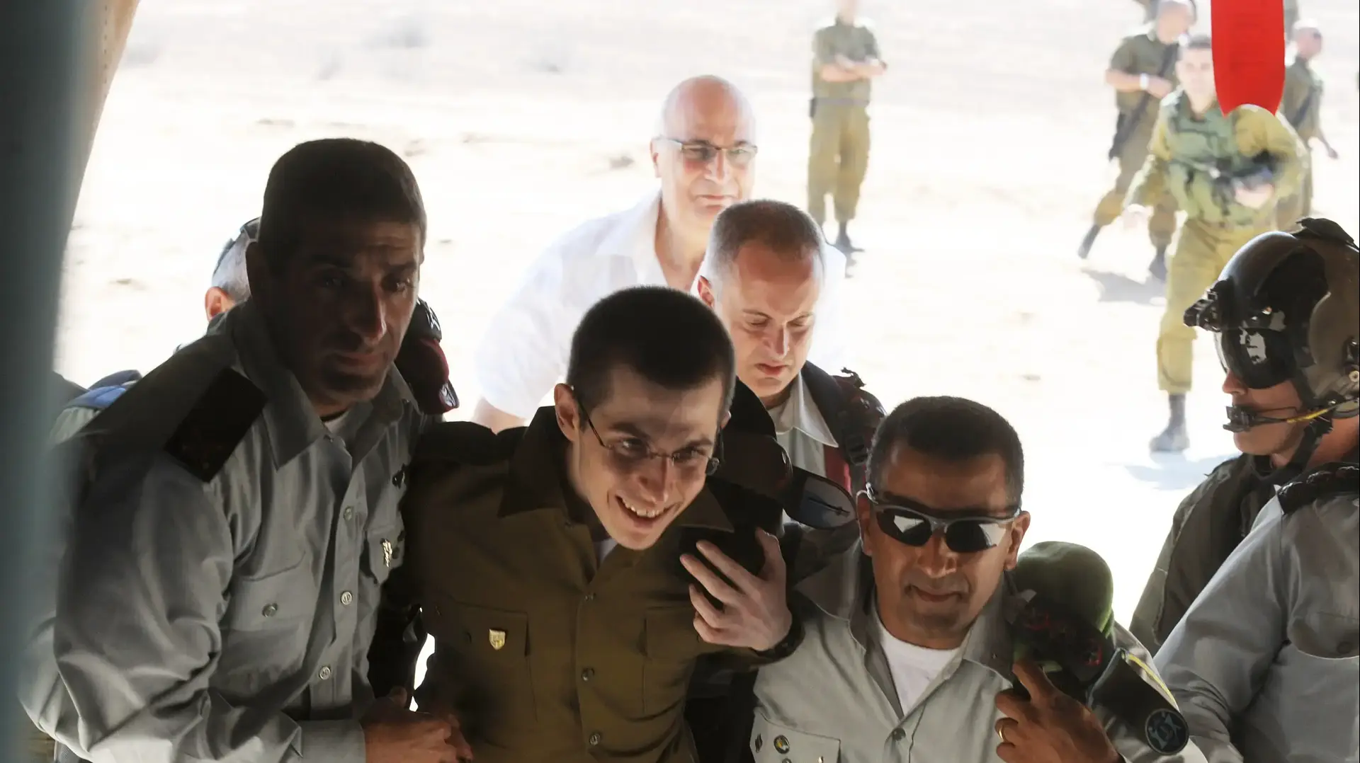 חייל השבוי גלעד שליט מובל אל מסוק זמן קצר לאחר שחרורו משבי החמאס בכרם שלום. (2011) חייל השבוי גלעד שליט מובל אל מסוק זמן קצר לאחר שחרורו משבי החמאס בכרם שלום. (2011)