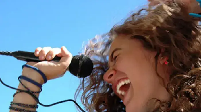 בחורה מאושרת שרה מיקרופון בחורה מאושרת שרה מיקרופון