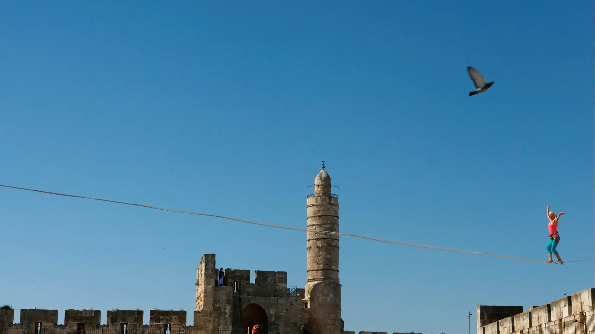 תיירת אמריקנית הולכת על חבל בירושלים, 2 במאי 2016 תיירת אמריקנית הולכת על חבל בירושלים, 2 במאי 2016
