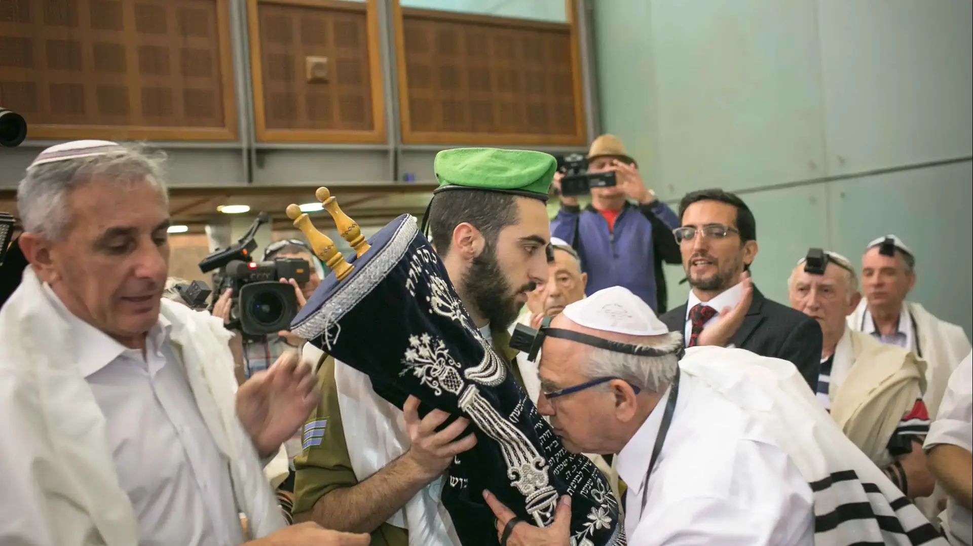 משה סלומון, ניצול שואה בן 79 מכפר סבא. טקס בר המצווה של ניצולי שואה. הכותל המערבי, ירושלים. 2 במאי 2016 משה סלומון, ניצול שואה בן 79 מכפר סבא. טקס בר המצווה של ניצולי שואה. הכותל המערבי, ירושלים. 2 במאי 2016