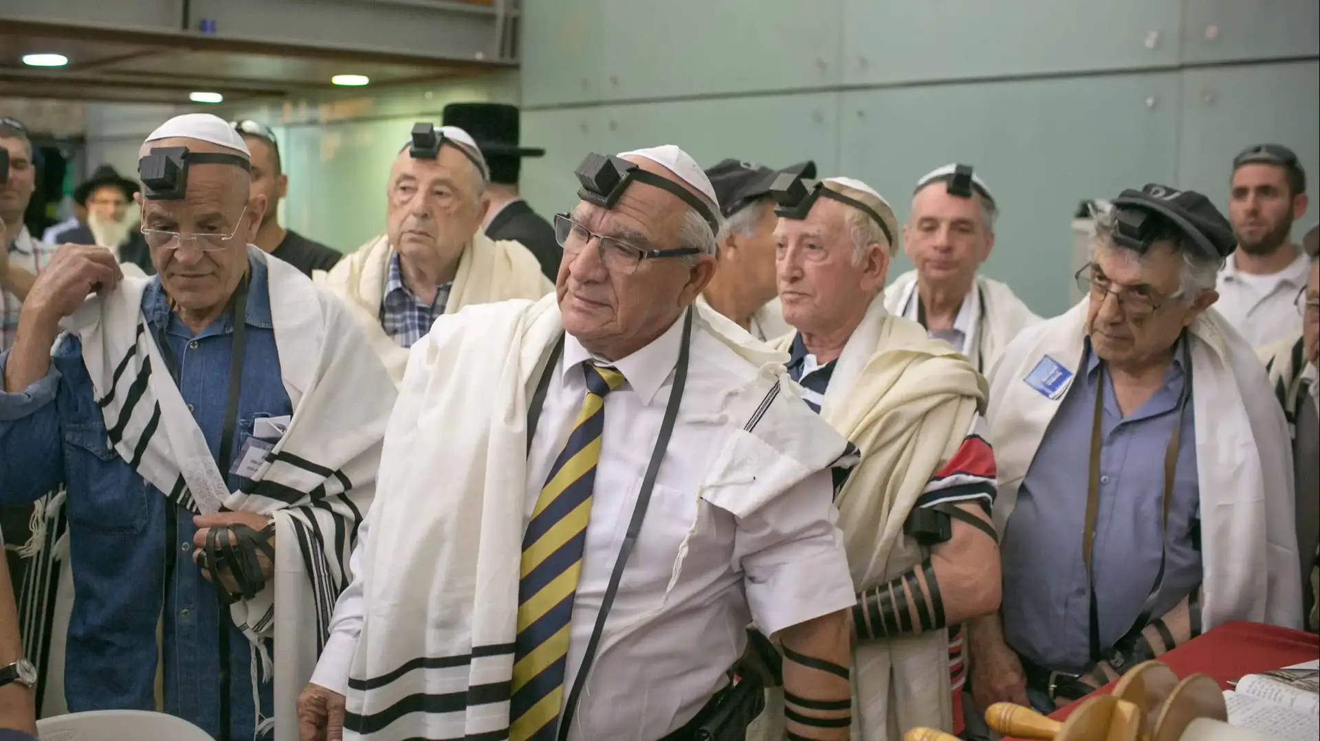 משה סלומון, ניצול שואה בן 79 מכפר סבא. טקס בר המצווה של ניצולי שואה. הכותל המערבי, ירושלים. 2 במאי 2016 משה סלומון, ניצול שואה בן 79 מכפר סבא. טקס בר המצווה של ניצולי שואה. הכותל המערבי, ירושלים. 2 במאי 2016