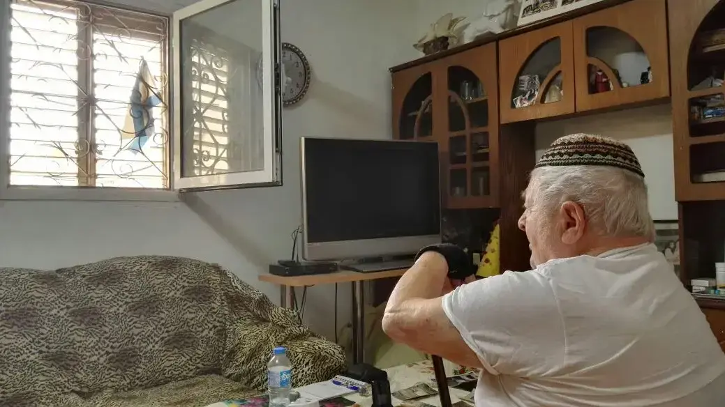 אוטו גולדמן, ניצול שואה המתגורר בדירת עמידר בבאר שבע. מאי 2016 אוטו גולדמן, ניצול שואה המתגורר בדירת עמידר בבאר שבע. מאי 2016