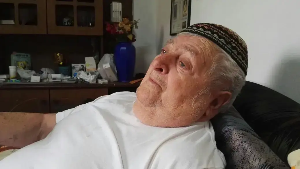 אוטו גולדמן, ניצול שואה המתגורר בדירת עמידר בבאר שבע. מאי 2016 אוטו גולדמן, ניצול שואה המתגורר בדירת עמידר בבאר שבע. מאי 2016