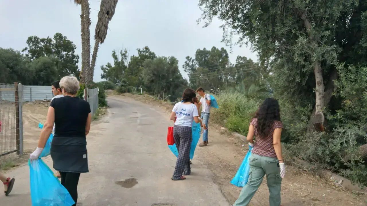 תלמידי בי"ס תיכון בית ירח בעמק הירדן מנקים את חופי הכנרת בזמן שביתת הלימודים. 3 במאי 2016 תלמידי בי"ס תיכון בית ירח בעמק הירדן מנקים את חופי הכנרת בזמן שביתת הלימודים. 3 במאי 2016