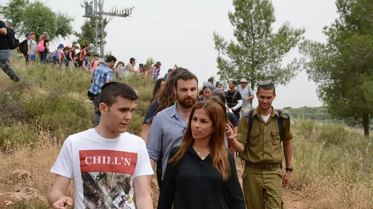 תלמידי תיכון מטיילים בהר סטף במחאה על ביטול פעילויות מחוץ בית ספר. 3 במאי 2016 תלמידי תיכון מטיילים בהר סטף במחאה על ביטול פעילויות מחוץ בית ספר. 3 במאי 2016