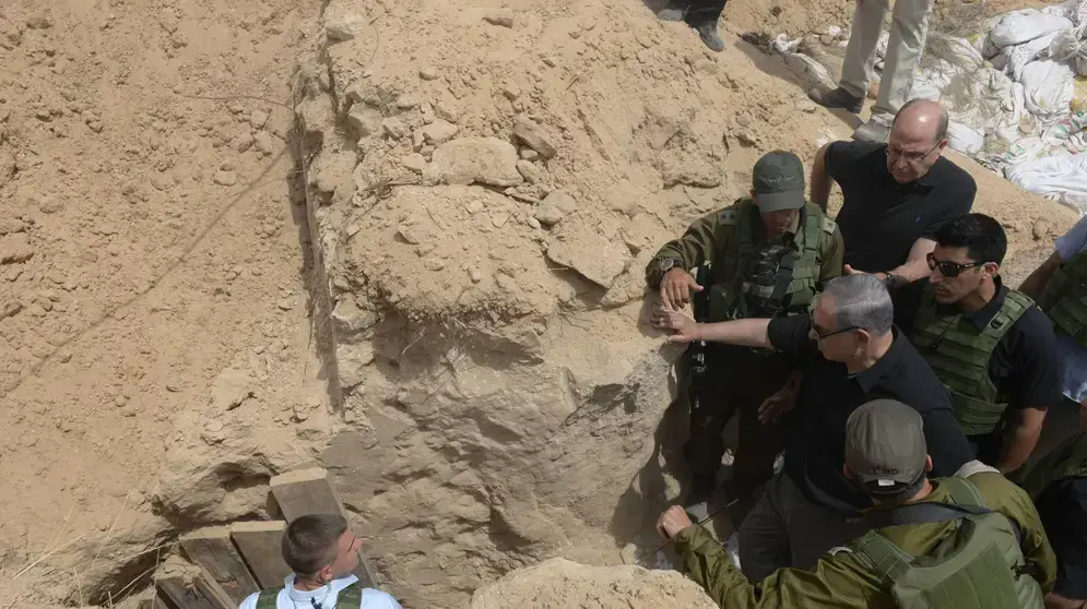 : ראש הממשלה בנימין נתניהו מסייר בגבול רצועת עזה יחד עם שר הביטחון משה בוגי יעלון והרמטכ"ל רא"ל גדי איזקוט ומפקד פיקוד דרום אלוף אייל זמיר : ראש הממשלה בנימין נתניהו מסייר בגבול רצועת עזה יחד עם שר הביטחון משה בוגי יעלון והרמטכ"ל רא"ל גדי איזקוט ומפקד פיקוד דרום אלוף אייל זמיר