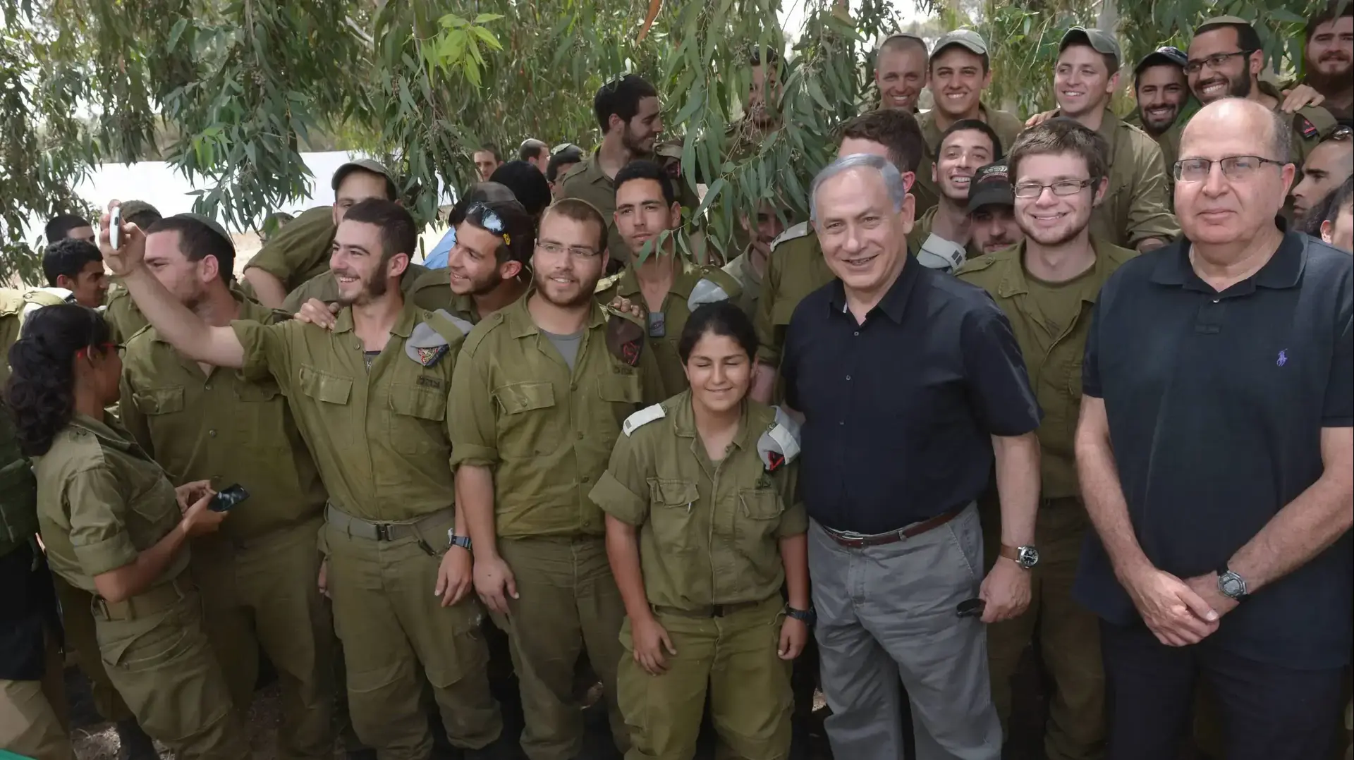 : ראש הממשלה בנימין נתניהו מסייר בגבול רצועת עזה יחד עם שר הביטחון משה בוגי יעלון והרמטכ"ל רא"ל גדי איזקוט ומפקד פיקוד דרום אלוף אייל זמיר : ראש הממשלה בנימין נתניהו מסייר בגבול רצועת עזה יחד עם שר הביטחון משה בוגי יעלון והרמטכ"ל רא"ל גדי איזקוט ומפקד פיקוד דרום אלוף אייל זמיר