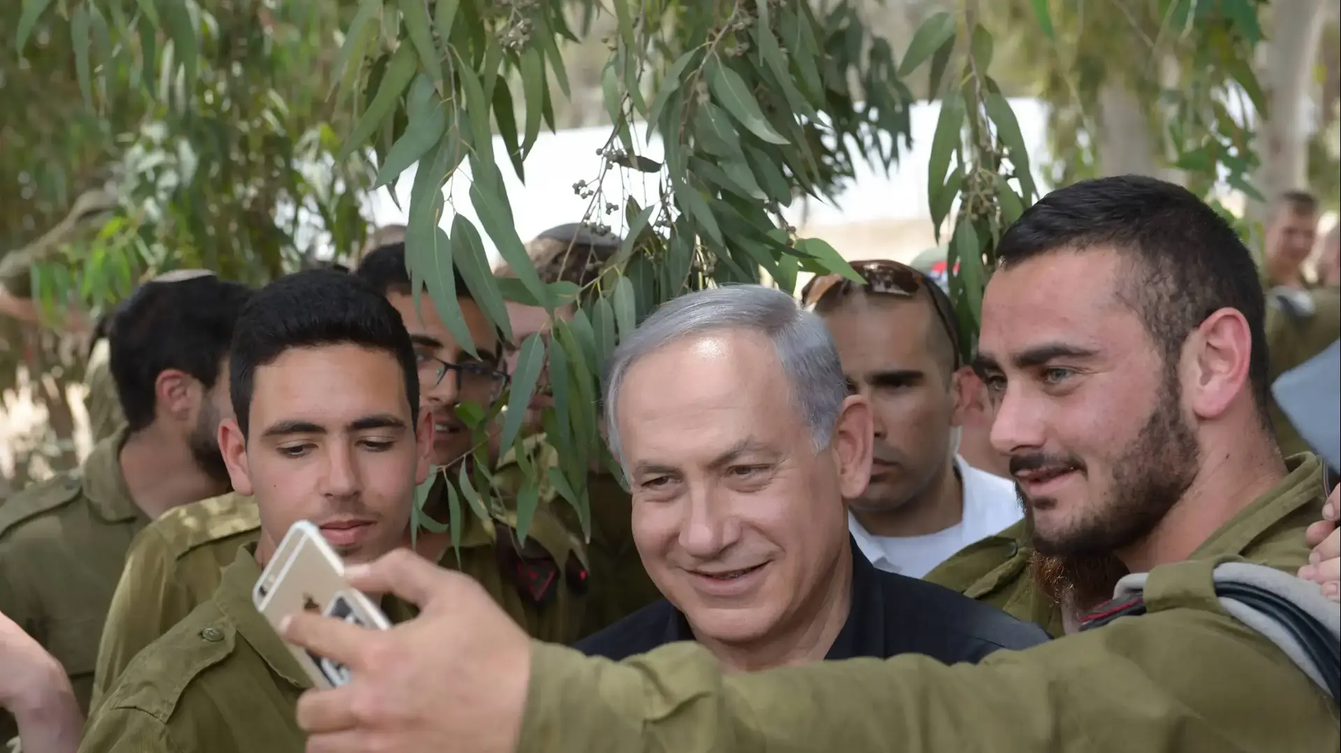 : ראש הממשלה בנימין נתניהו מסייר בגבול רצועת עזה יחד עם שר הביטחון משה בוגי יעלון והרמטכ"ל רא"ל גדי איזקוט ומפקד פיקוד דרום אלוף אייל זמיר : ראש הממשלה בנימין נתניהו מסייר בגבול רצועת עזה יחד עם שר הביטחון משה בוגי יעלון והרמטכ"ל רא"ל גדי איזקוט ומפקד פיקוד דרום אלוף אייל זמיר