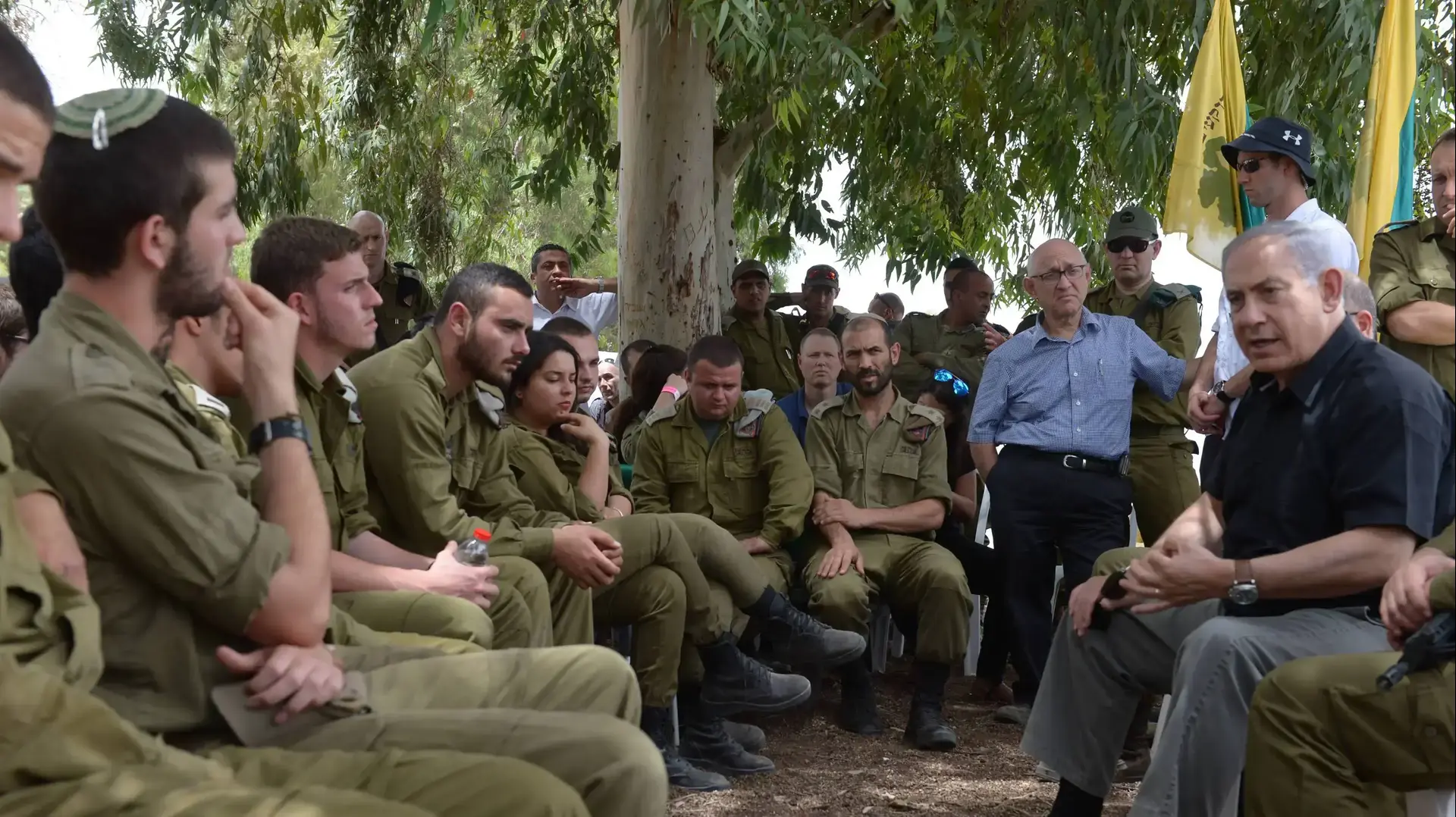 : ראש הממשלה בנימין נתניהו מסייר בגבול רצועת עזה יחד עם שר הביטחון משה בוגי יעלון והרמטכ"ל רא"ל גדי איזקוט ומפקד פיקוד דרום אלוף אייל זמיר : ראש הממשלה בנימין נתניהו מסייר בגבול רצועת עזה יחד עם שר הביטחון משה בוגי יעלון והרמטכ"ל רא"ל גדי איזקוט ומפקד פיקוד דרום אלוף אייל זמיר