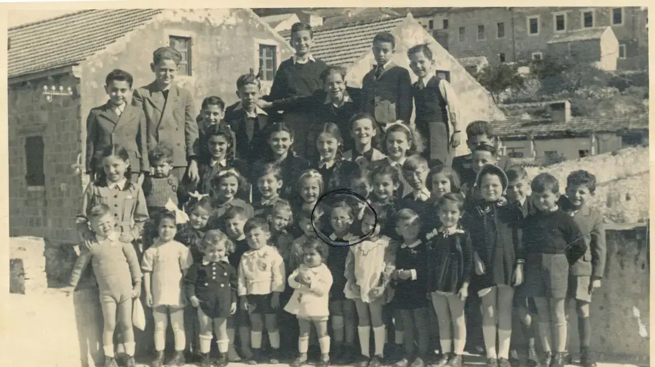 צבי אשכנזי בתצלום בבארי בילדותו כשברח מהנאצים צבי אשכנזי בתצלום בבארי בילדותו כשברח מהנאצים