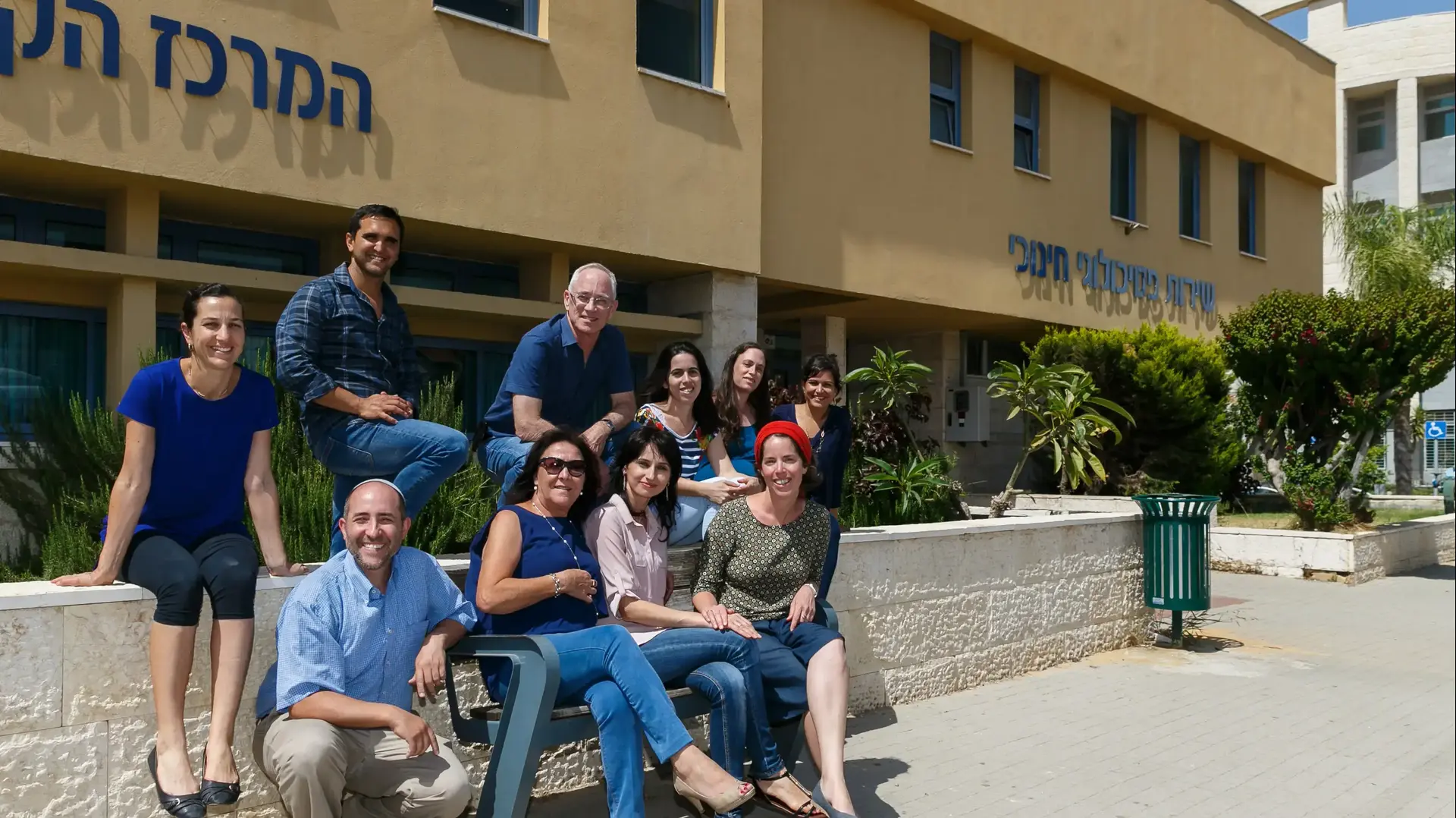 עובדי השירות הפסיכולוגי החינוכי ברחוב העצמאות 68 בקריית גת. מאי 2016
