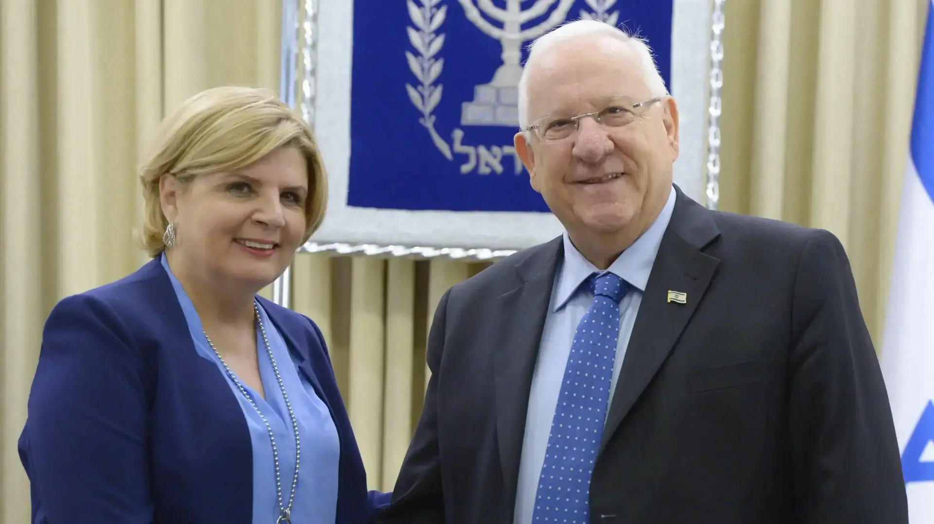 נשיא המדינה ראובן ריבלין עם זוכת פרס "חיים הרצוג" האלוף (במיל') אורנה ברביבאי לרגל זכייתה. מאי 2016 נשיא המדינה ראובן ריבלין עם זוכת פרס "חיים הרצוג" האלוף (במיל') אורנה ברביבאי לרגל זכייתה. מאי 2016