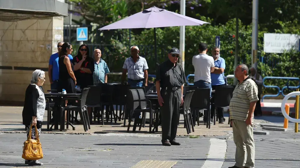 עומדים בזמן הצפירה, יום הזיכרון לשואה ולגבורה. אשדוד 5 במאי 2016 עומדים בזמן הצפירה, יום הזיכרון לשואה ולגבורה. אשדוד 5 במאי 2016