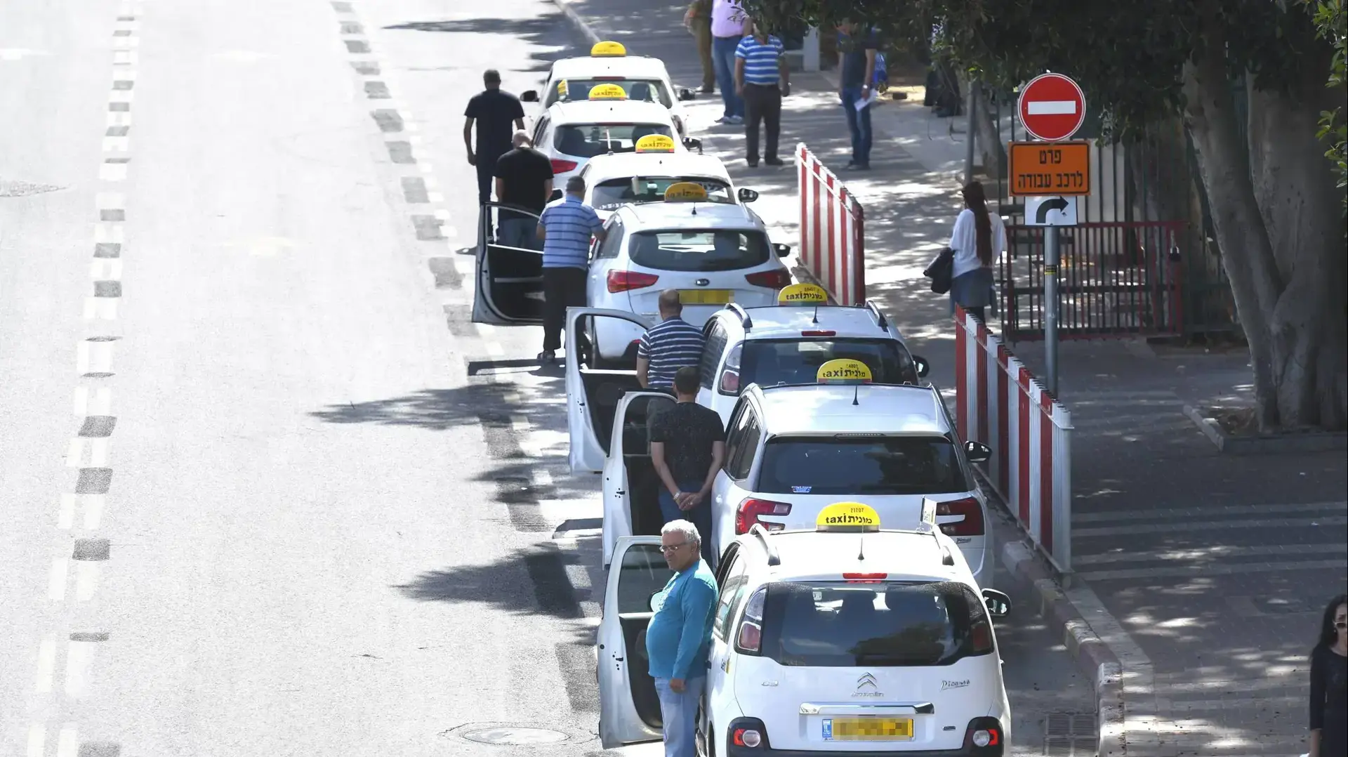 עומדים בזמן הצפירה, יום הזיכרון לשואה ולגבורה. פתח תקווה, 5 במאי 2016 עומדים בזמן הצפירה, יום הזיכרון לשואה ולגבורה. פתח תקווה, 5 במאי 2016