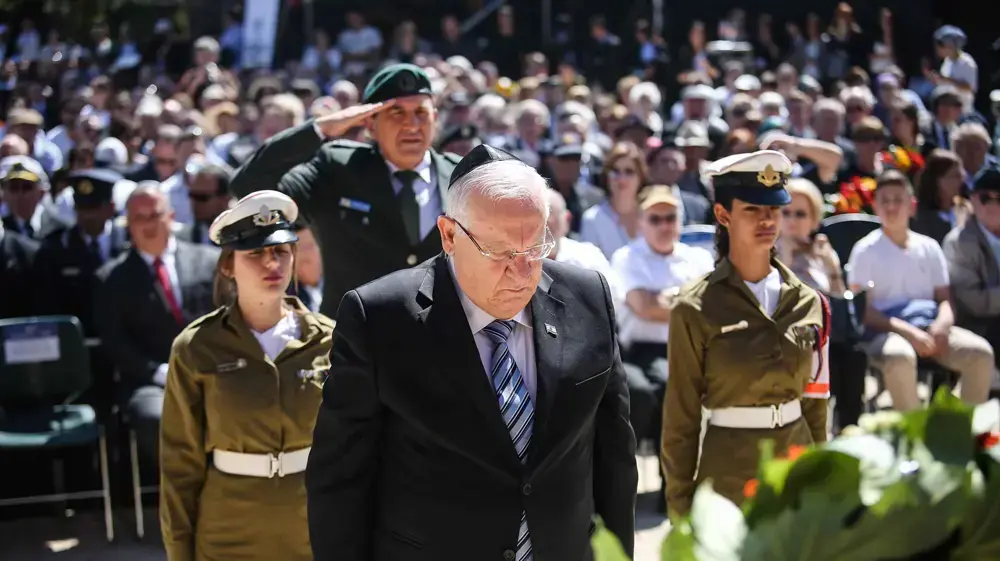 נשיא המדינה ראובן ריבלין בטקס הנחת זרים למרגלות האנדרטה למרד גטו ורשה, יד ושם. 5 במאי 2016 נשיא המדינה ראובן ריבלין בטקס הנחת זרים למרגלות האנדרטה למרד גטו ורשה, יד ושם. 5 במאי 2016