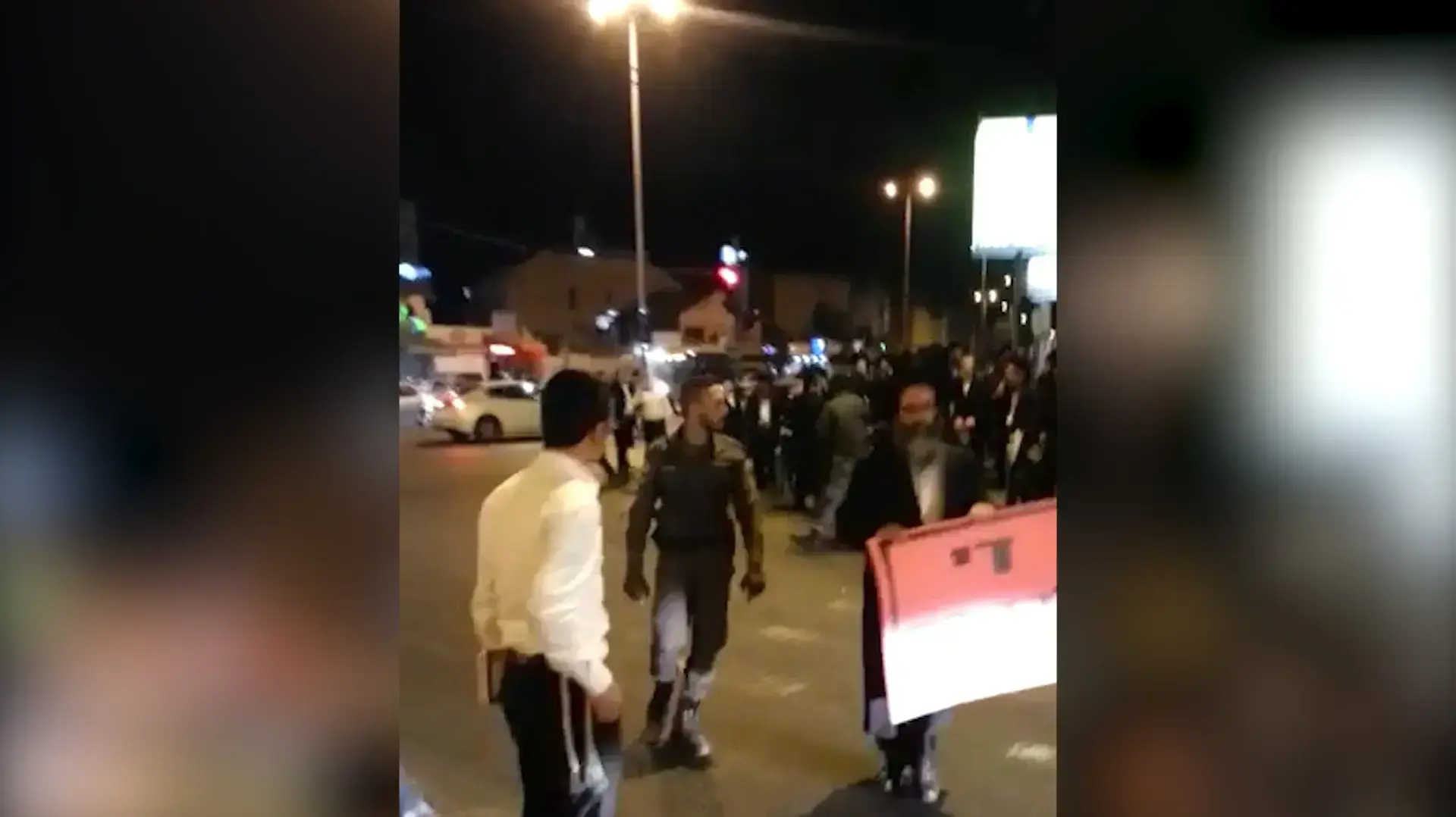 תיעוד: חרדים קוראים לשוטרי מג"ב "נאצים" בערב יום הזיכרון לשואה