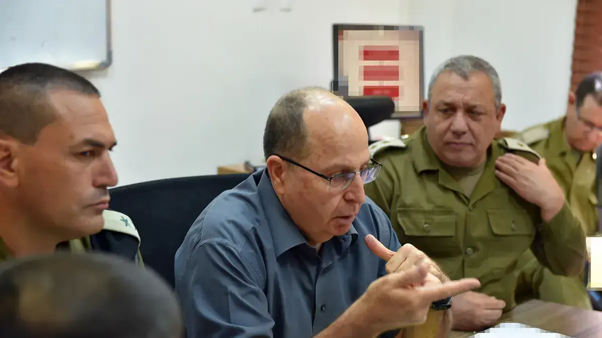 שר הביטחון משה יעלון והרמטכ"ל גדי איזנקוט בביקור באוגדת עזה. 5 במאי 2016 שר הביטחון משה יעלון והרמטכ"ל גדי איזנקוט בביקור באוגדת עזה. 5 במאי 2016