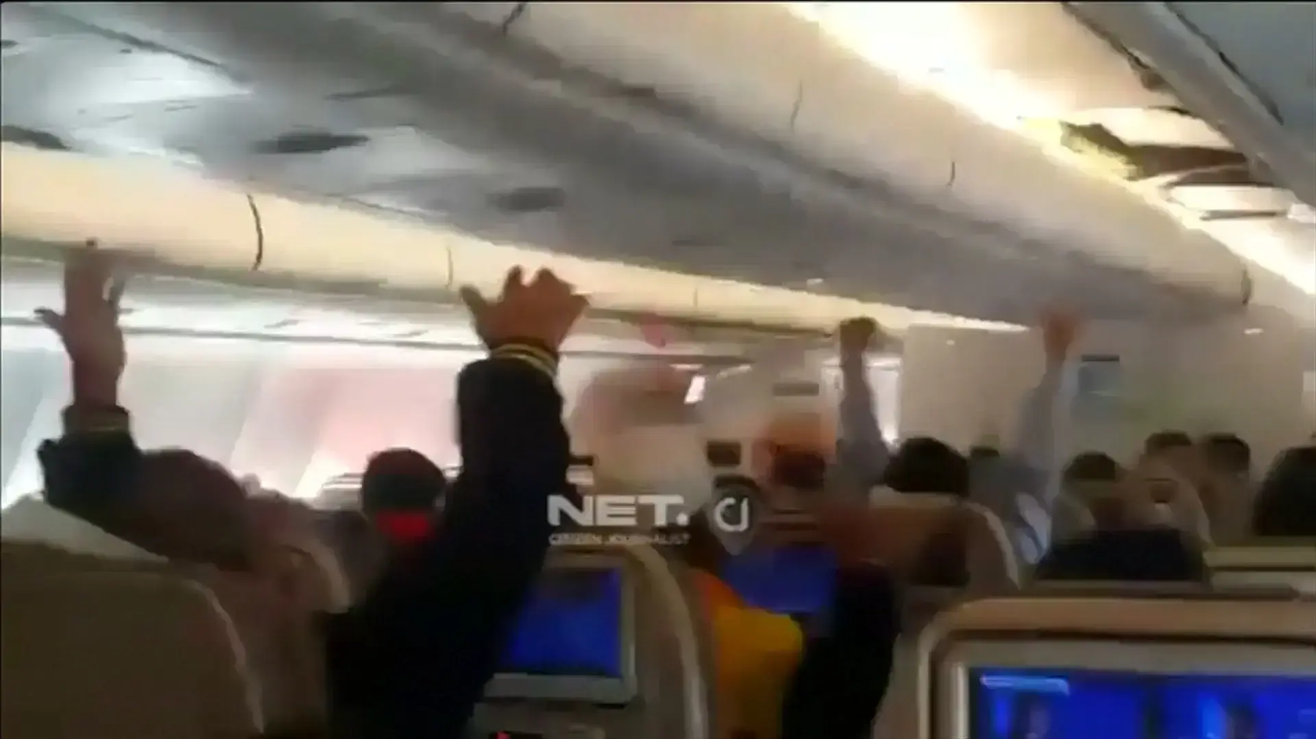 תיעוד רגעי האימה: טיסה לאינדונזיה נקלעה למערבולת - יותר מ-30 נוסעים נפצעו