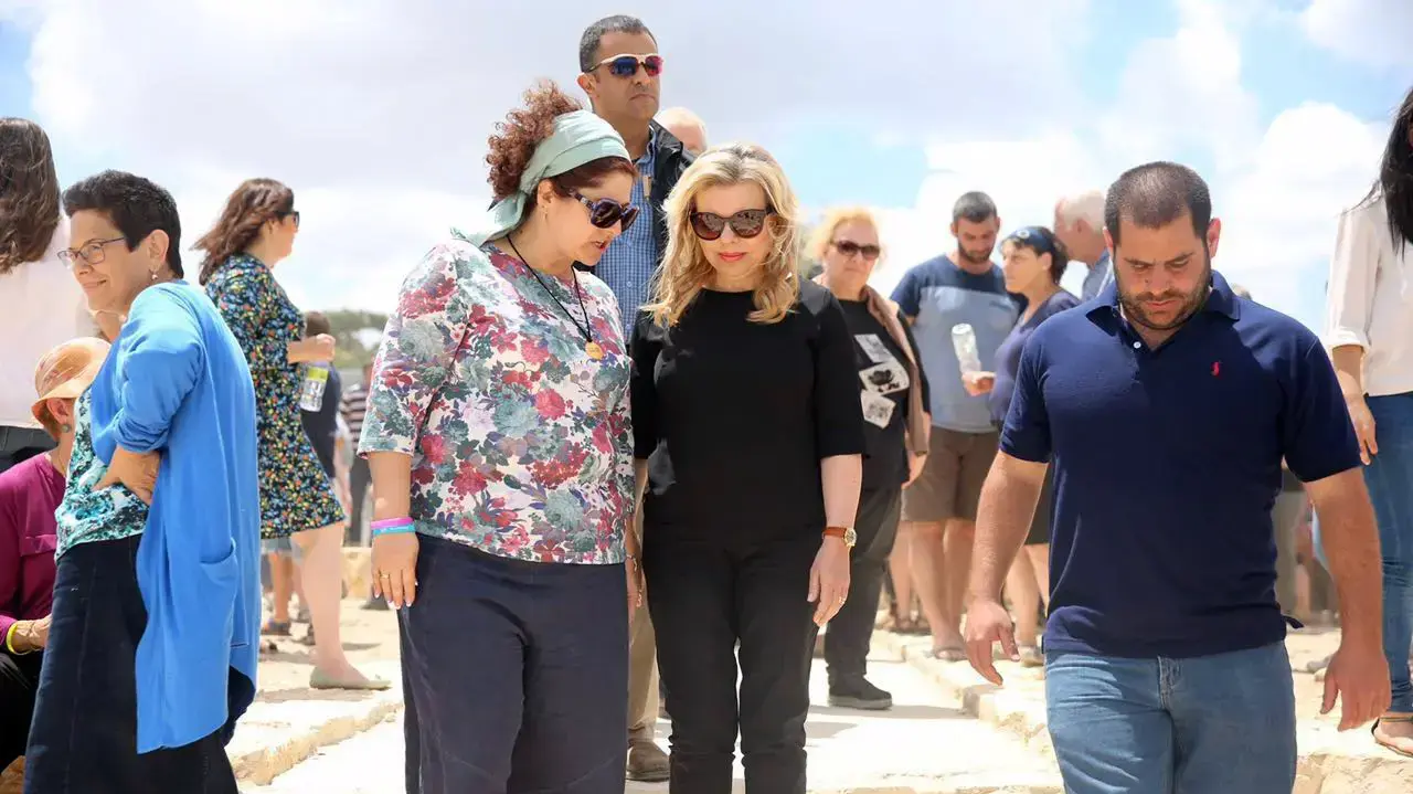 שרה נתניהו בחנוכת מצפה ליד יישוב הושעיה, על שם סמ"ר אורן נח שנפל ב"צוק איתן", 6 במאי 2016