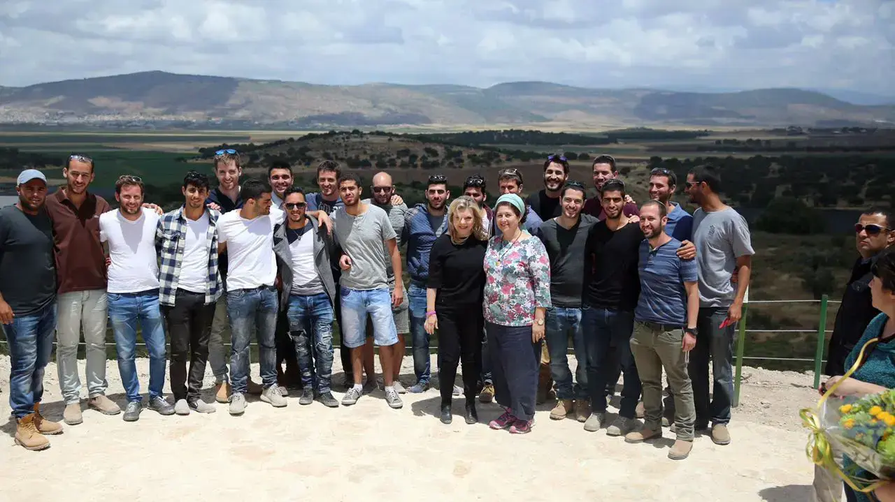 שרה נתניהו בחנוכת מצפה ליד יישוב הושעיה, על שם סמ"ר אורן נח שנפל ב"צוק איתן", 6 במאי 2016 שרה נתניהו בחנוכת מצפה ליד יישוב הושעיה, על שם סמ"ר אורן נח שנפל ב"צוק איתן", 6 במאי 2016