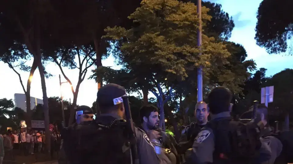 שישה פצועים בקטטה המונית בחגיגות יום השנה של אריתריאה בגני התערוכה בתל אביב, 6 במאי 2016 שישה פצועים בקטטה המונית בחגיגות יום השנה של אריתריאה בגני התערוכה בתל אביב, 6 במאי 2016