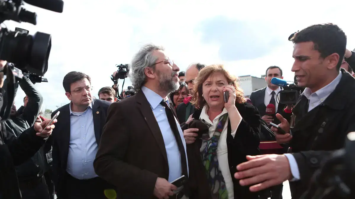 קאן דונדר, עיתונאי בכיר בטורקיה, ניצל מניסיון התנקשות מחוץ לבית משפט באיסטנבול, 6 במאי 2016 קאן דונדר, עיתונאי בכיר בטורקיה, ניצל מניסיון התנקשות מחוץ לבית משפט באיסטנבול, 6 במאי 2016