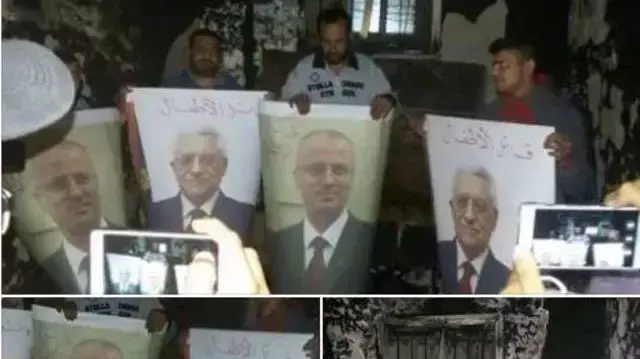 משפחת שלושה ילדים שנהרגו בשריפה מחזיקים תמונות של יו"ר הרשות וראש הממשלה תחת הכיתוב "רוצחי ילדים".