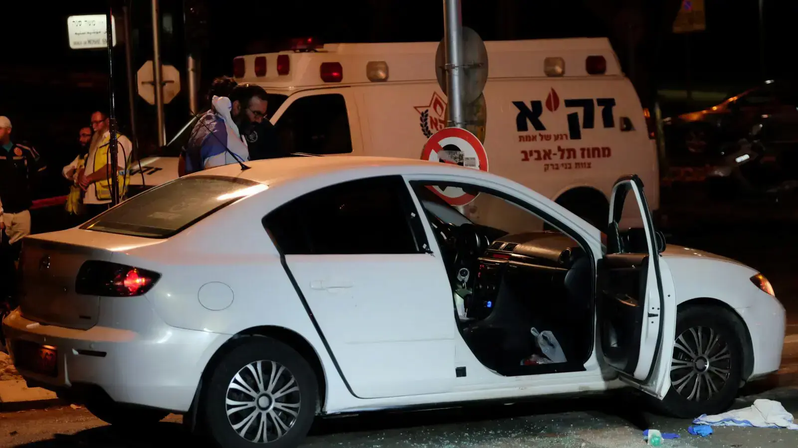 זירת חיסול של עבריין מוכר ברחוב משה סנה שבתל אביב, מאי 2016 זירת חיסול של עבריין מוכר ברחוב משה סנה שבתל אביב, מאי 2016