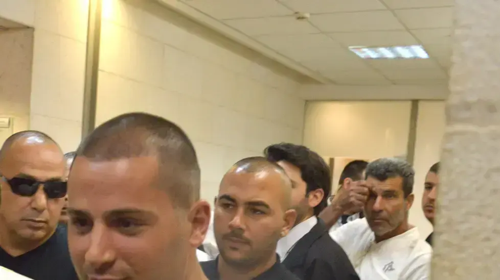 שי שירזי בהארכת המעצר של אביו ריקו שירזי בבית משפט השלום בראשל"צ, 22 במאי 2015