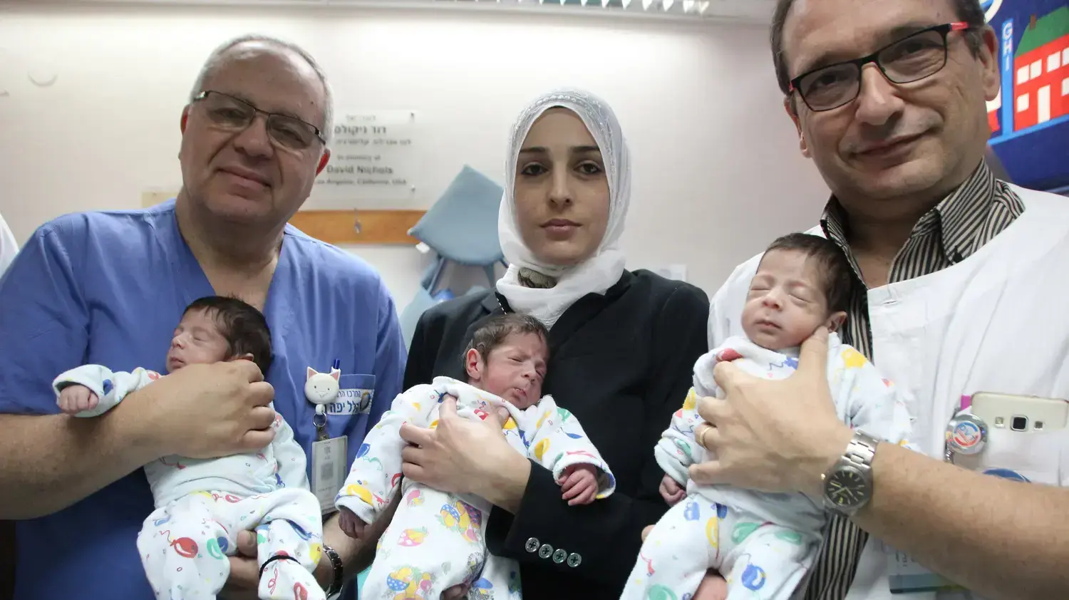 הדאיה ואוסמה באדרן עם שלישיית בנותיהן, מרכז רפואי הלל יפה. מאי 2016