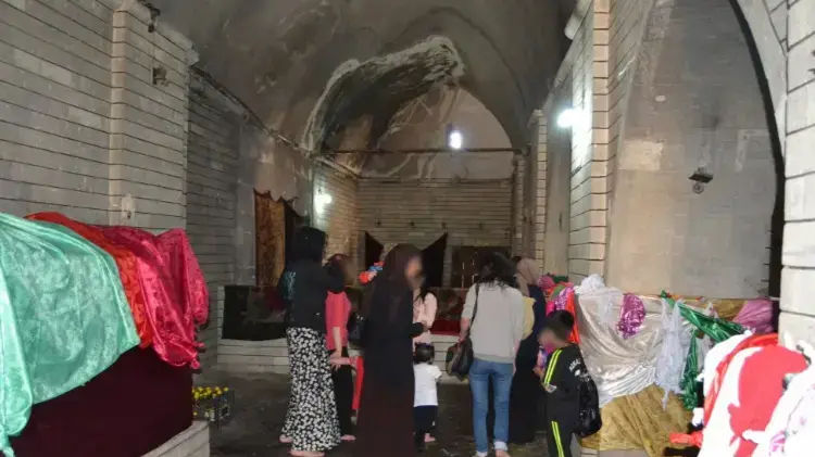 ביקור של נשים יזידיות ששוחררו משבי דאעש בקבר השייח עדי, מייסד הדת ביקור של נשים יזידיות ששוחררו משבי דאעש בקבר השייח עדי, מייסד הדת