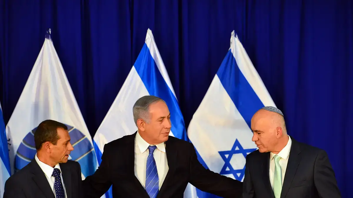 טקס חילופי ראש שירות הביטחון הכללי (שב"כ) במשרד ראש הממשלה. ראש הממשלה בנימין נתניהו עם ראש השב"כ היוצא יורם כהן וראש השירות הנכנס נדב ארגמן טקס חילופי ראש שירות הביטחון הכללי (שב"כ) במשרד ראש הממשלה. ראש הממשלה בנימין נתניהו עם ראש השב"כ היוצא יורם כהן וראש השירות הנכנס נדב ארגמן