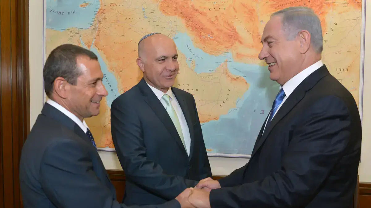 טקס חילופי ראש שירות הביטחון הכללי (שב"כ) במשרד ראש הממשלה. ראש הממשלה בנימין נתניהו עם ראש השב"כ היוצא יורם כהן וראש השירות הנכנס נדב ארגמן טקס חילופי ראש שירות הביטחון הכללי (שב"כ) במשרד ראש הממשלה. ראש הממשלה בנימין נתניהו עם ראש השב"כ היוצא יורם כהן וראש השירות הנכנס נדב ארגמן