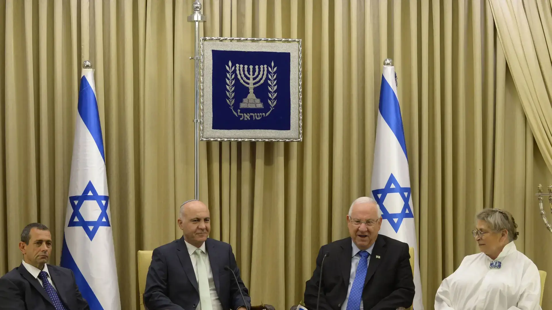 שיא המדינה ורעייתו אירחו בבית הנשיא היום את ראש השב"כ היוצא וראש השב"כ הנכנס. יום ראשון, ל' ניסן, 8 במאי שיא המדינה ורעייתו אירחו בבית הנשיא היום את ראש השב"כ היוצא וראש השב"כ הנכנס. יום ראשון, ל' ניסן, 8 במאי