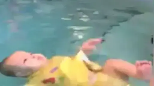 תינוק כמעט טובע בבריכה תינוק כמעט טובע בבריכה