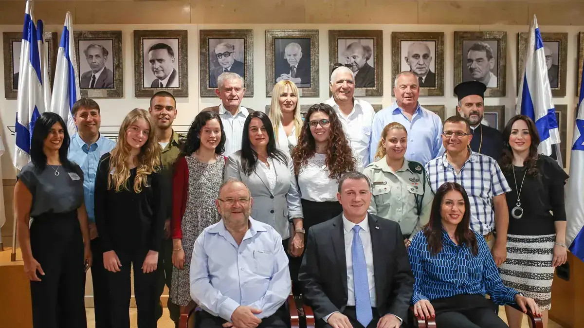 מדליקי המשואות ביום העצמאות עם יו"ר הכנסת יולי אדלשטיין, שרת התרבות והספורט מירי רגב. מבואת יו"ר הכנסת 9 במאי 2016 מדליקי המשואות ביום העצמאות עם יו"ר הכנסת יולי אדלשטיין, שרת התרבות והספורט מירי רגב. מבואת יו"ר הכנסת 9 במאי 2016