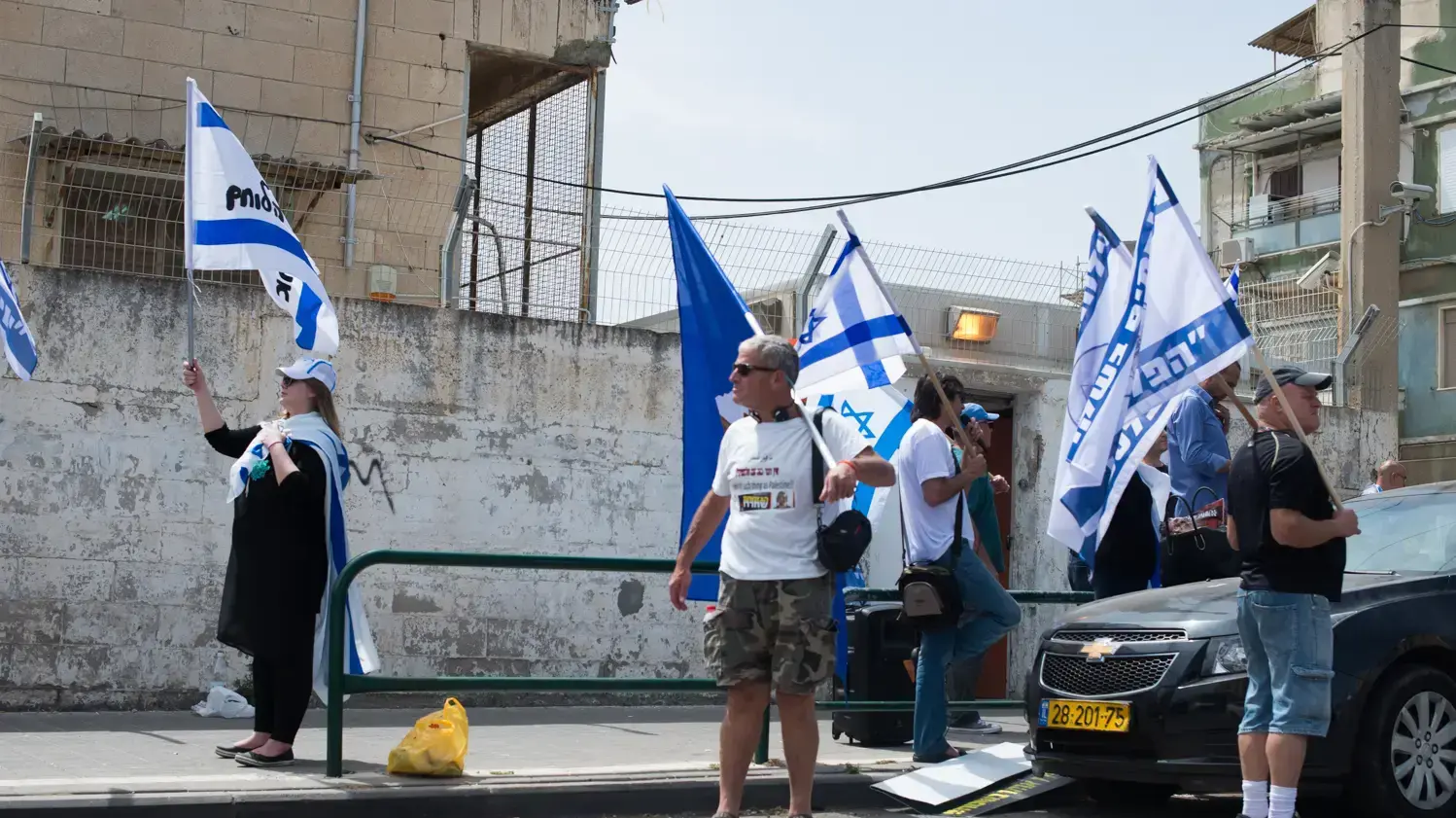 הפגנת תמיכה בחייל אלאור אזריה, מחוץ לבית הדין הצבאי ביפו, 9 במאי 2016 הפגנת תמיכה בחייל אלאור אזריה, מחוץ לבית הדין הצבאי ביפו, 9 במאי 2016