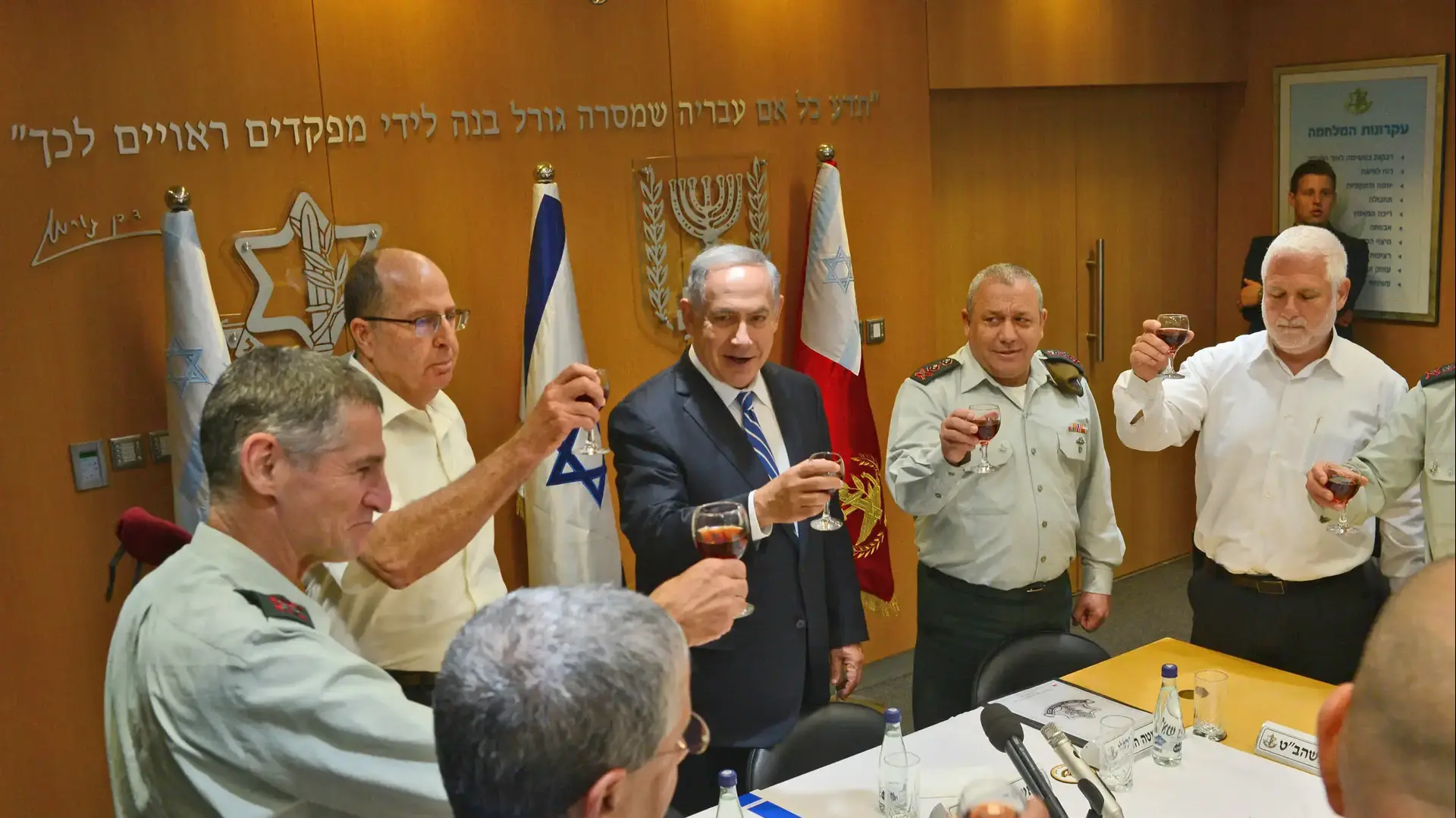 ראש הממשלה בנימין נתניהו , שר הביטחון משה בוגי יעלון, הרמטכ"ל רב אלוף גדי אייזנקוט -הרמת כוסית עם חברי פורום מטכ"ל, בסיס הקריה, תל אביב ראש הממשלה בנימין נתניהו , שר הביטחון משה בוגי יעלון, הרמטכ"ל רב אלוף גדי אייזנקוט -הרמת כוסית עם חברי פורום מטכ"ל, בסיס הקריה, תל אביב